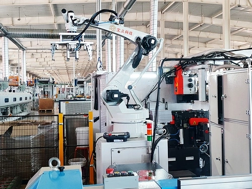 Роботизированная машина для подачи заготовок жестяных банок